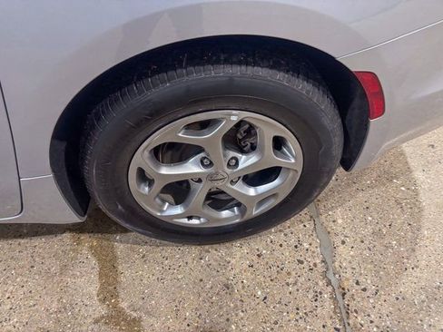 Used 2024 Chrysler Pacifica Limited image 35