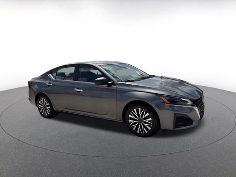 Used 2025 Nissan Altima 2.5 SV image 3