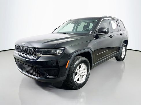 Used 2023 Jeep Grand Cherokee Laredo w/ Luxury Tech Group I RWD image 3