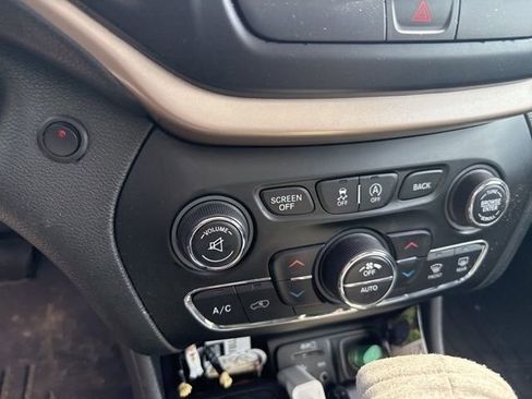 Used 2015 Jeep Cherokee Limited image 20