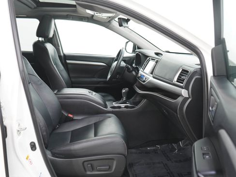 Used 2018 Toyota Highlander XLE AWD/4WD image 11