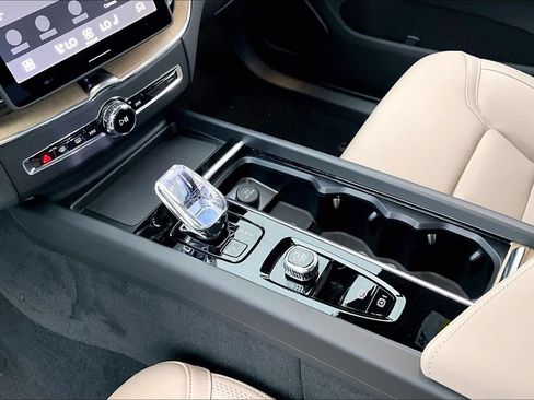 New 2026 Volvo XC60 B5 Plus w/ Protection Package Premier AWD/4WD image 20