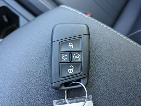 Certified 2023 Volkswagen Tiguan SE FWD image 31