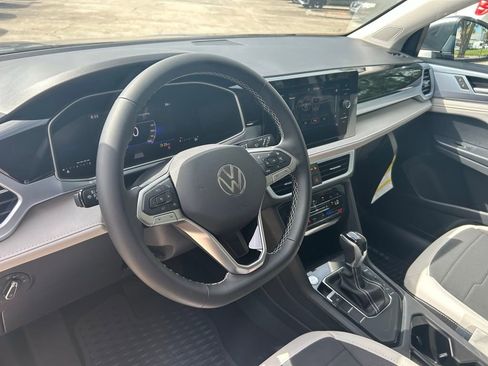 New 2025 Volkswagen Taos SE w/ Panoramic Sunroof Package image 10