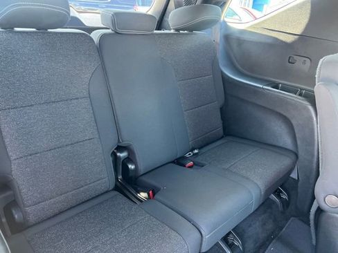 Used 2025 Chevrolet Traverse LT image 16