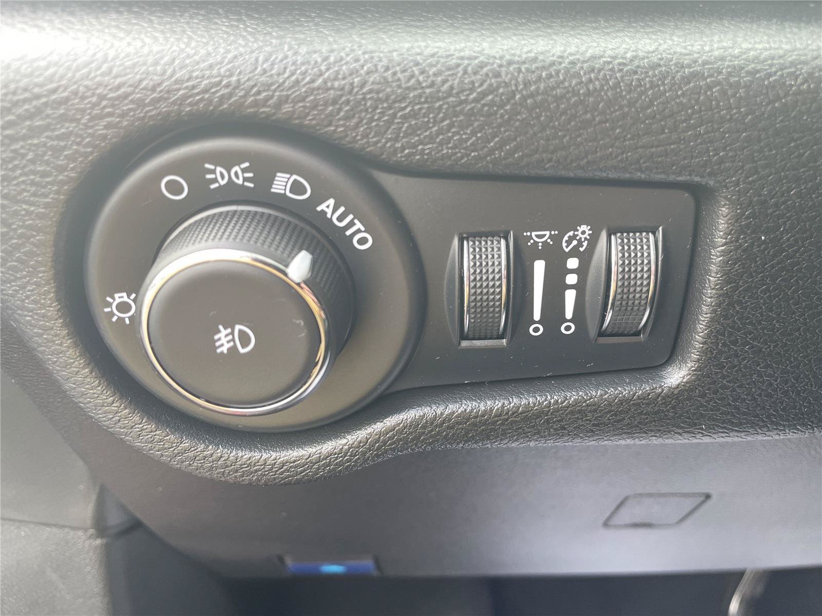 Used 2025 Chrysler Pacifica Select FWD image 13