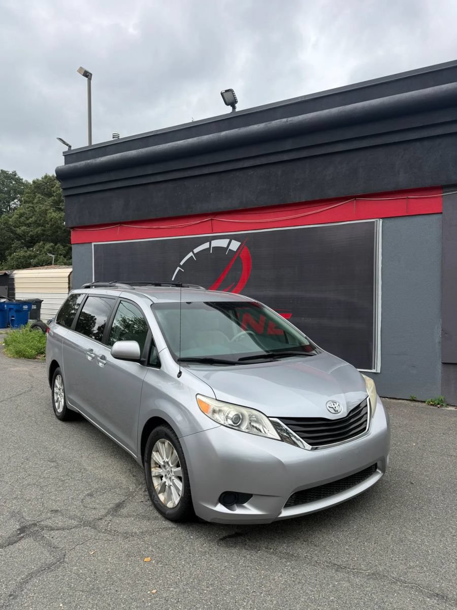Used 2012 Toyota Sienna LE w/ Towing Pkg AWD/4WD image 1