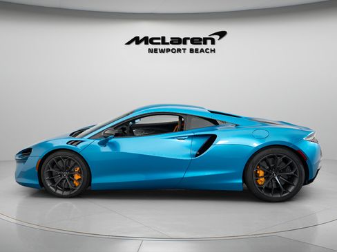 Used 2023 McLaren Artura RWD image 4