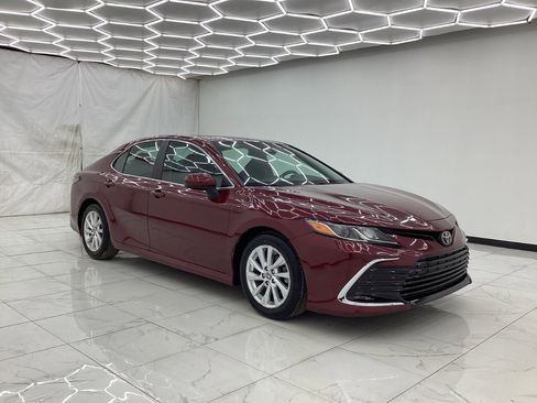 Used 2021 Toyota Camry LE image 7