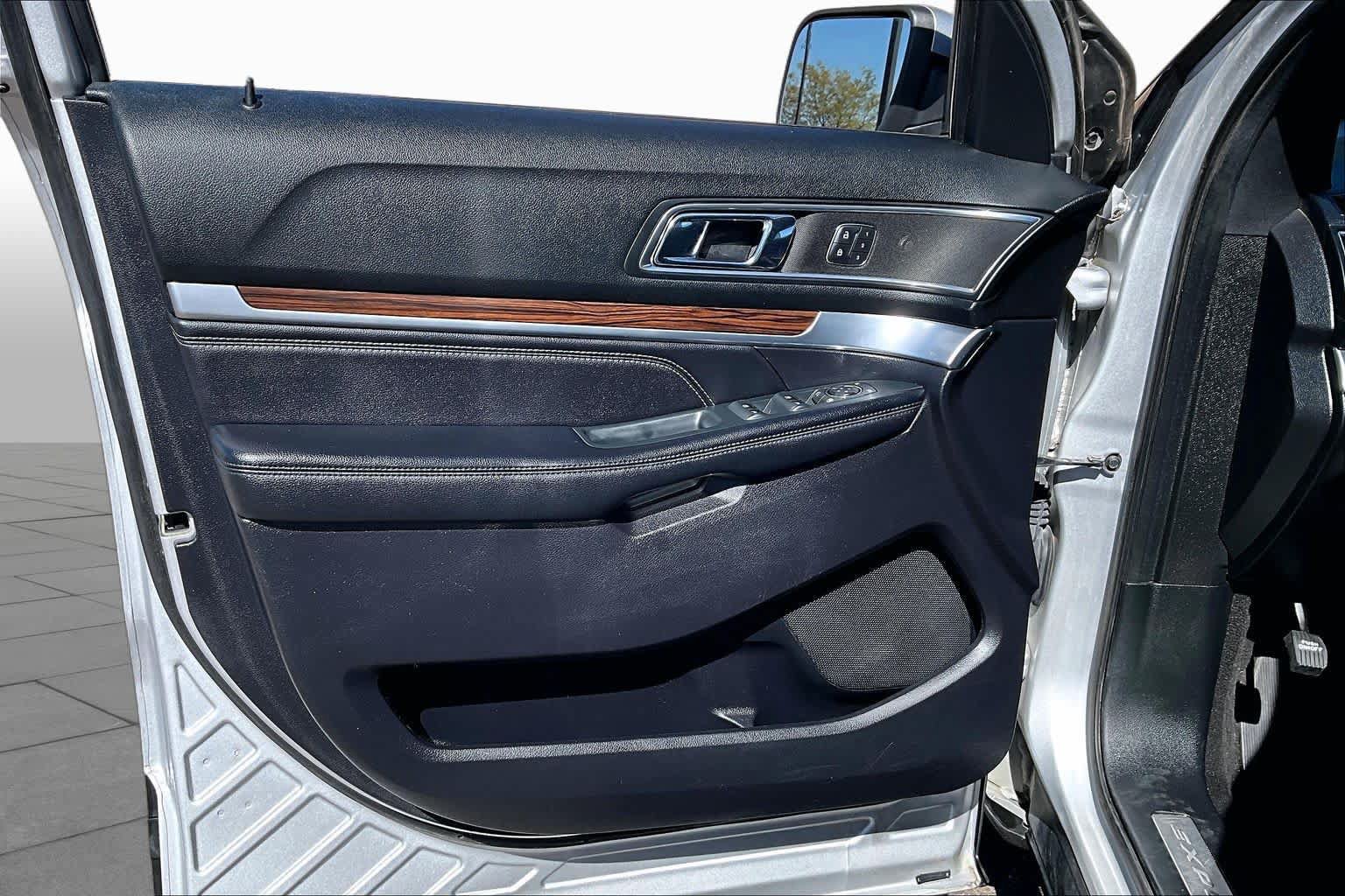 Used 2019 Ford Explorer Limited w/ Class III Trailer Tow Package FWD image 22