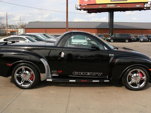 Used 2004 Chevrolet SSR w/ Preferred Equipment Group RWD image 12