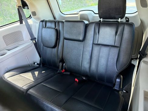 Used 2016 Chrysler Town & Country Touring FWD image 11