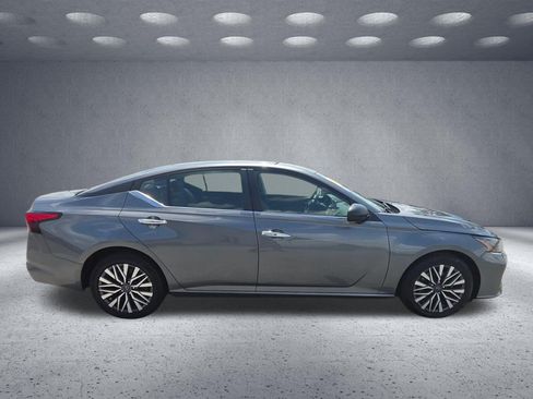 Used 2024 Nissan Altima 2.5 SV FWD image 8
