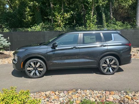 New 2025 Mitsubishi Outlander SE image 2