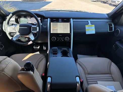 New 2025 Land Rover Discovery Dynamic SE image 16