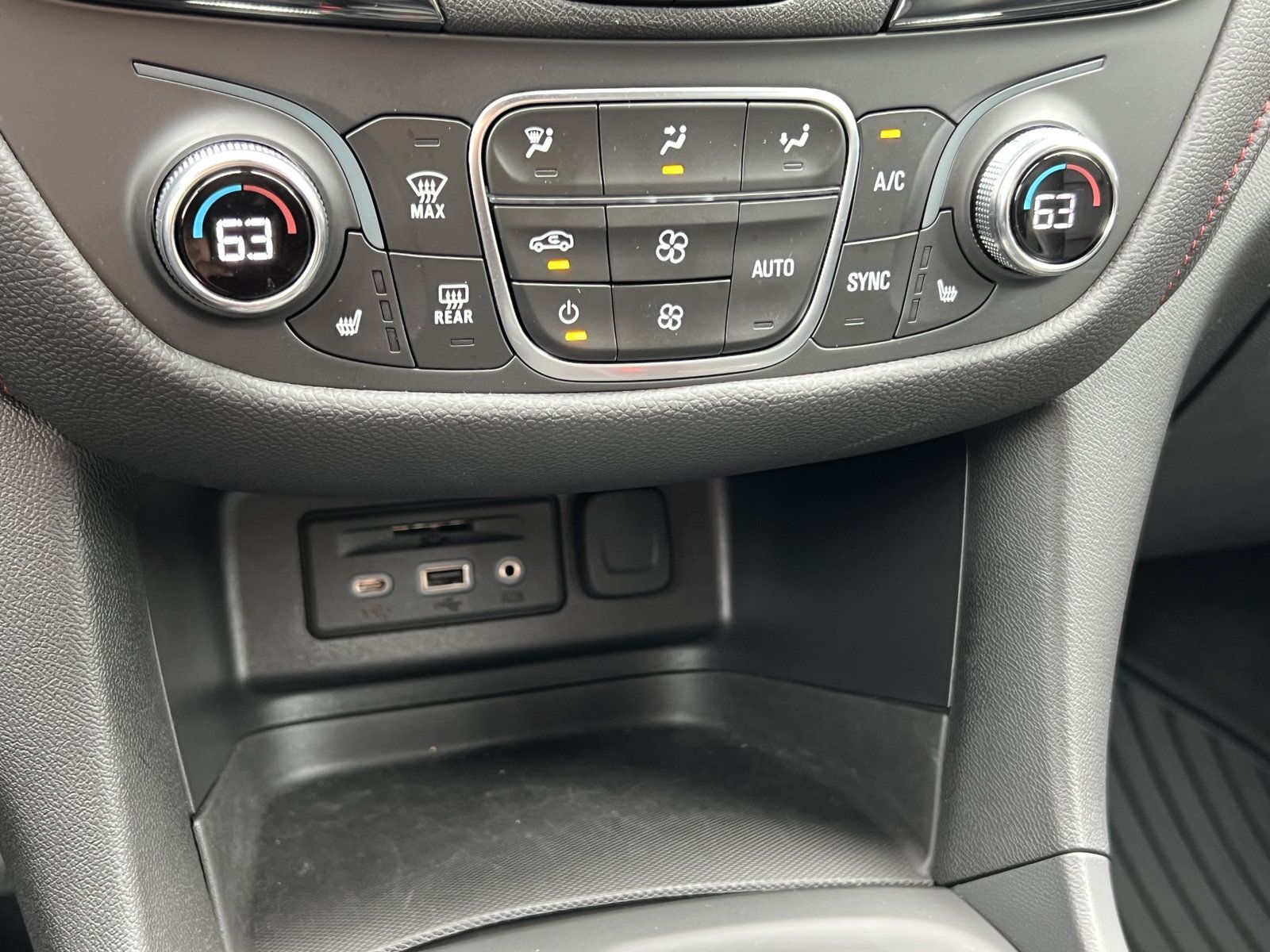 Used 2024 Chevrolet Equinox RS w/ RS Leather Package AWD/4WD image 25