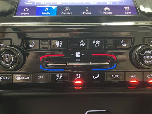 Used 2022 Jeep Grand Cherokee L Limited w/ Luxury Tech Group II AWD/4WD image 17