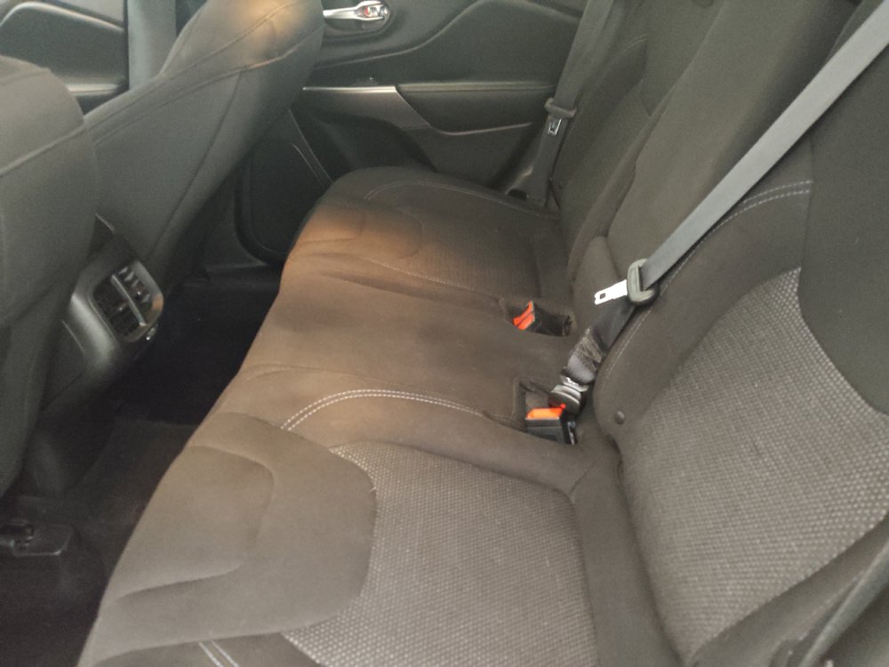 Used 2019 Jeep Cherokee Latitude w/ Popular Appearance Group AWD/4WD image 18