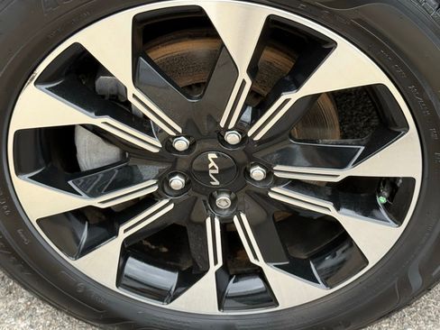 Used 2024 Kia Carnival EX FWD image 47