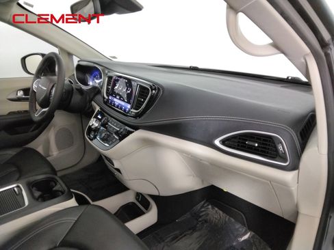 Used 2023 Chrysler Pacifica Touring-L FWD image 32