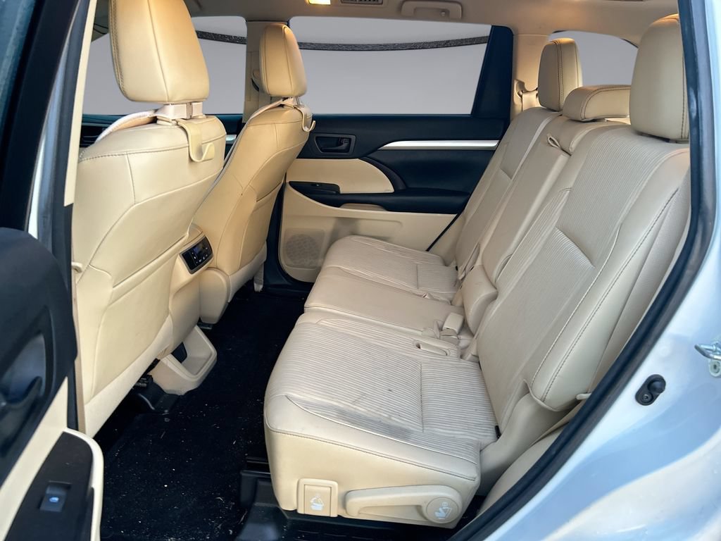 Used 2017 Toyota Highlander Plus FWD image 28