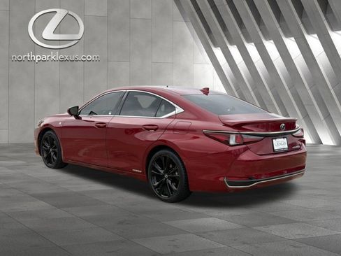 Certified 2022 Lexus ES 300h F Sport FWD image 2