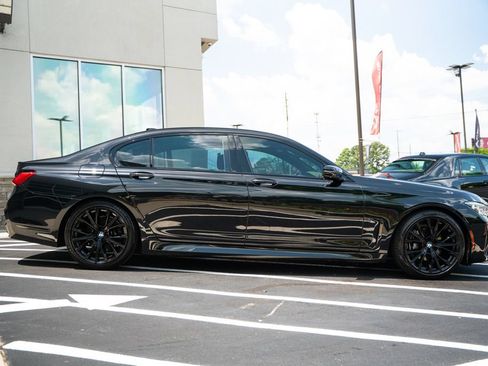Used 2021 BMW 740i w/ M Sport Package RWD image 11