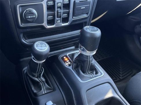 Used 2018 Jeep Wrangler Unlimited Sahara image 25