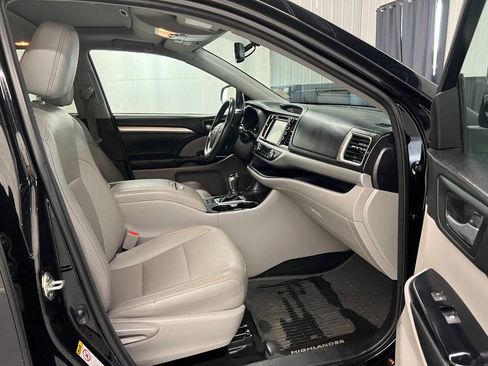 Used 2016 Toyota Highlander XLE AWD/4WD image 12