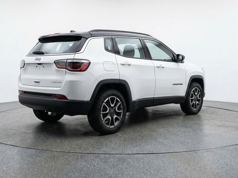 Used 2025 Jeep Compass Trailhawk image 9