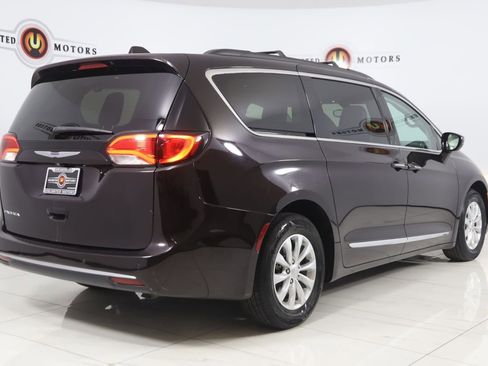 Used 2017 Chrysler Pacifica Touring-L image 3