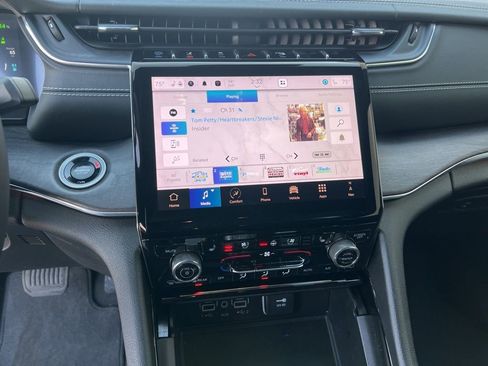 New 2024 Jeep Grand Cherokee Overland w/ Luxury Tech Group IV image 17