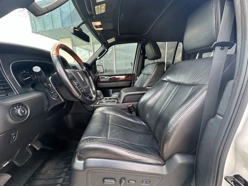 Used 2016 Lincoln Navigator Reserve image 11