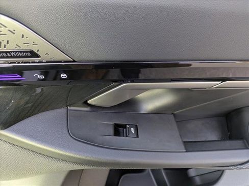 Used 2025 BMW 530i xDrive w/ Premium Package image 27