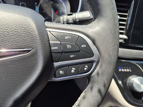 Used 2024 Chrysler Pacifica Touring-L FWD image 22