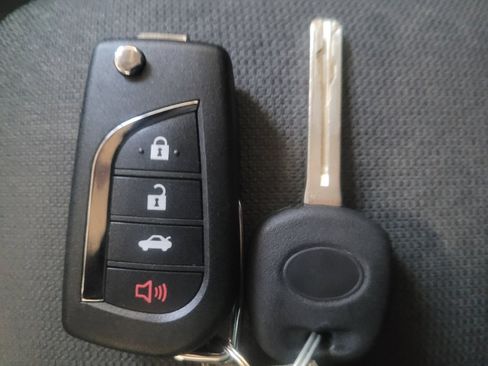 Used 2022 Toyota Corolla LE FWD image 32