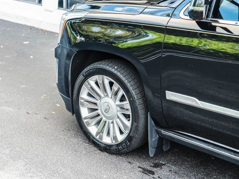 Used 2018 Cadillac Escalade Platinum RWD image 3