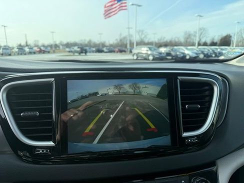 Used 2024 Chrysler Pacifica Touring-L FWD image 19