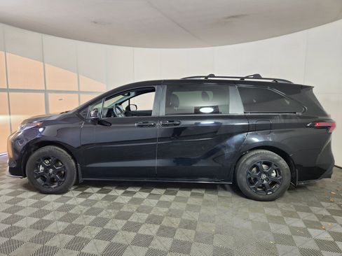 Used 2025 Toyota Sienna XLE Woodland Edition image 4