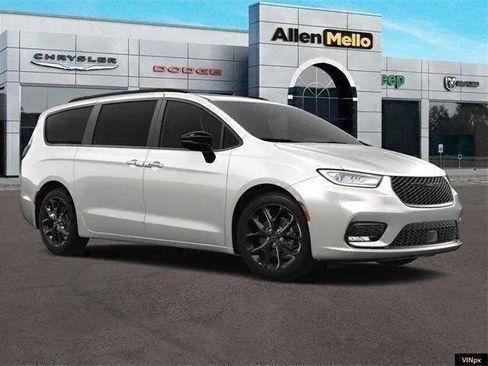 New 2024 Chrysler Pacifica Limited w/ S Appearance Package image 11