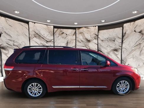Used 2013 Toyota Sienna XLE w/ Premium Pkg image 7