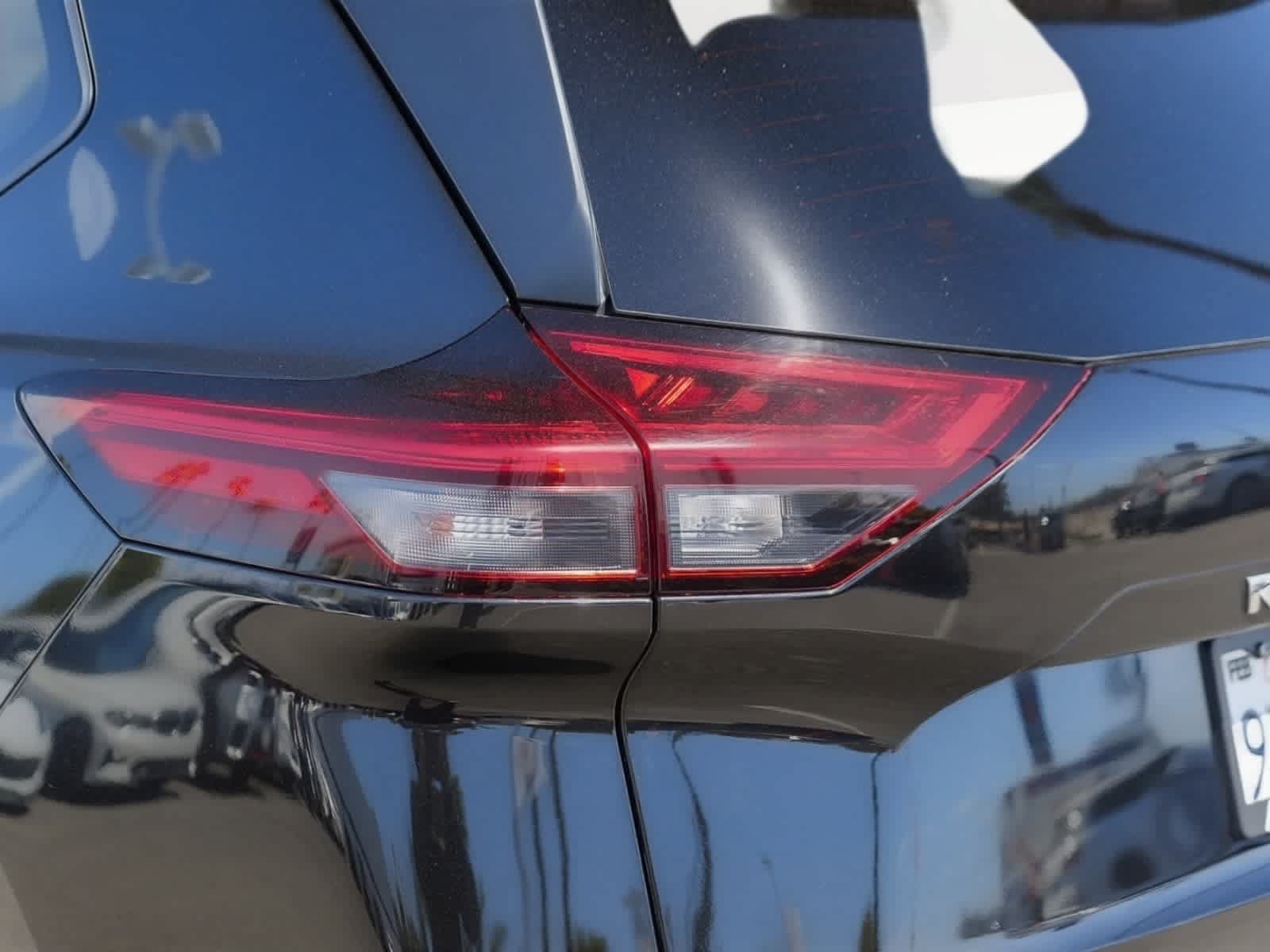 Used 2023 Nissan Rogue SV FWD image 11