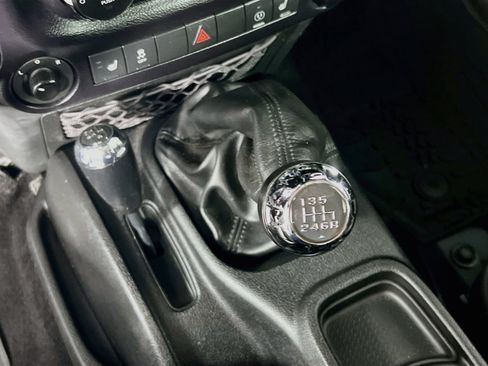 Used 2015 Jeep Wrangler Unlimited Rubicon AWD/4WD image 23