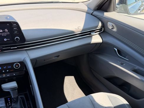 Used 2022 Hyundai Elantra SEL w/ Convenience + Premium Package FWD image 16