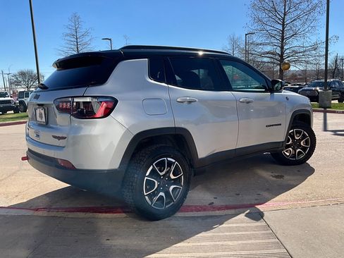 Used 2025 Jeep Compass Trailhawk image 7