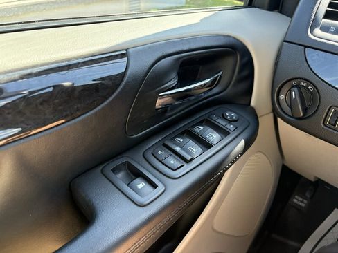 Used 2019 Dodge Grand Caravan SE w/ Power Convenience Group I FWD image 18
