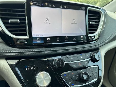 Used 2023 Chrysler Pacifica Touring-L image 43