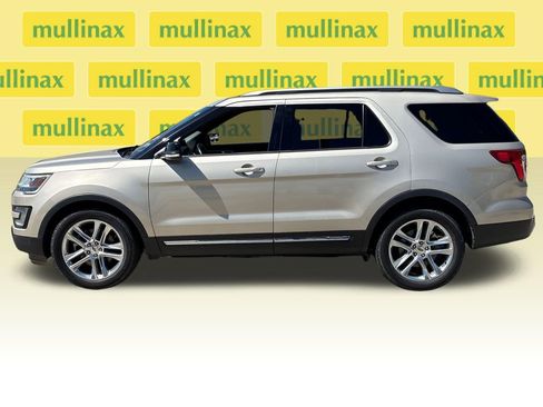 Used 2017 Ford Explorer XLT w/ Equipment Group 202A image 10