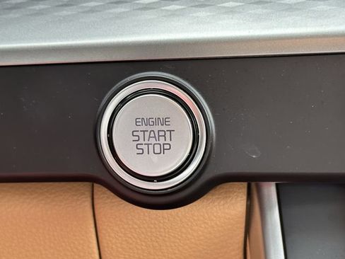 Used 2023 Kia Carnival LX FWD image 21