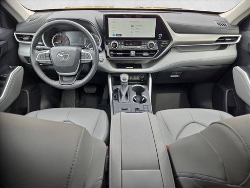 Used 2023 Toyota Highlander XLE FWD image 15